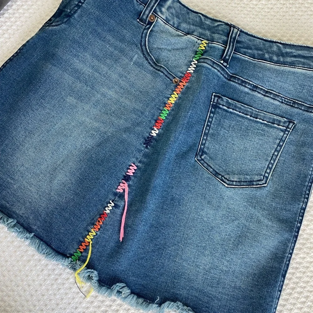 Like NEW! Stretch denim mini skirt with cute side stitching!! ✨EUC✨worn once!